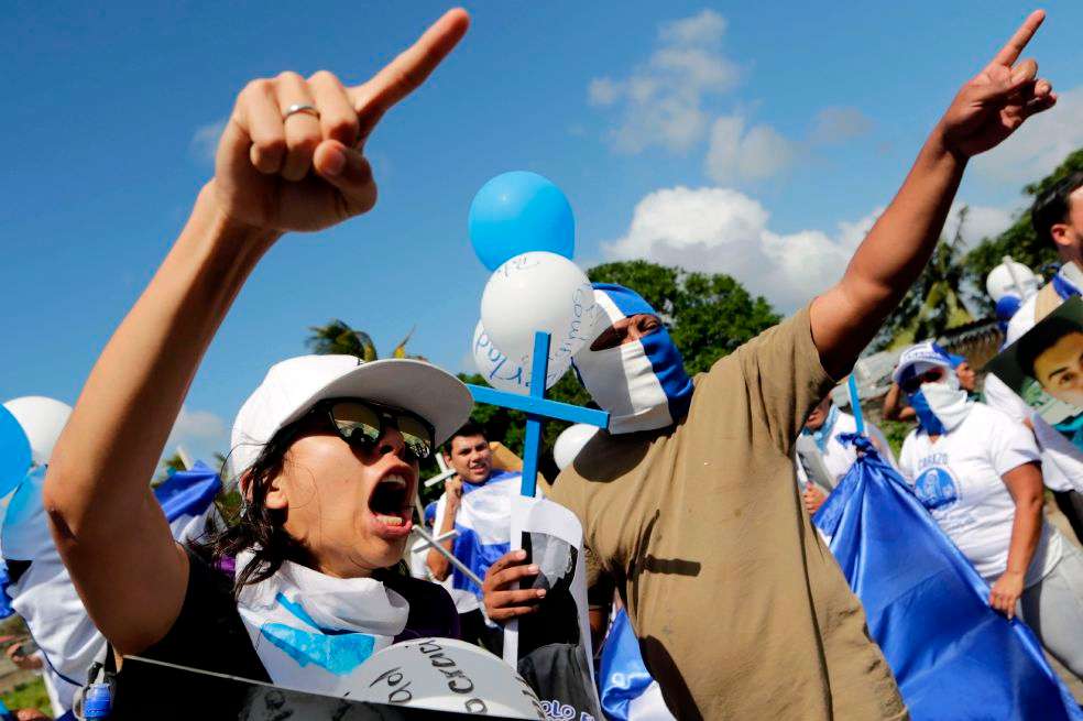 Cientos de nicaragüenses protestan en Costa Rica contra las prácticas de Daniel Ortega y su esposa, Rosario Murillo.  / AFP