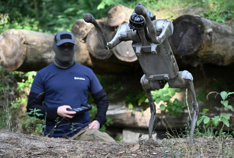 Así funciona el perro robot que trabaja en operaciones militares en Ucrania