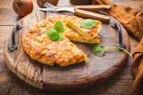 Así se hace una tortilla española con jamón, queso y paprika