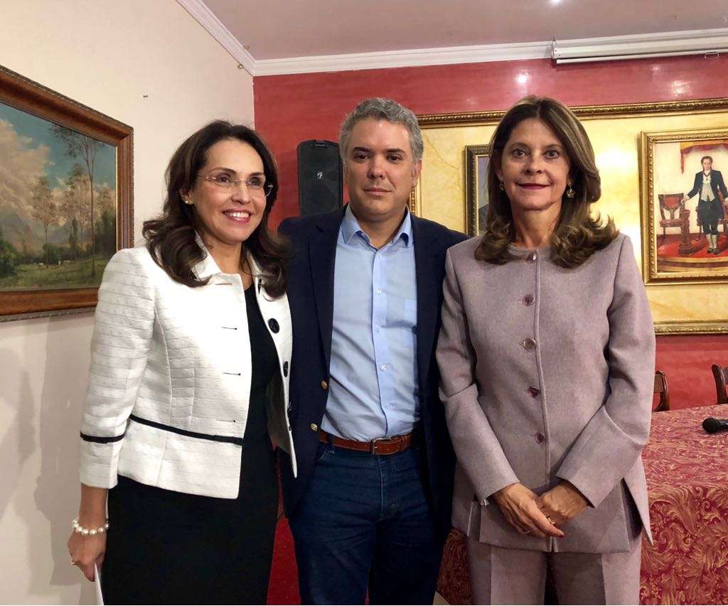 Iván Duque, candidato del Centro Democrático, junto a la exsenadora Viviane Mortales y la exministra Marta Lucía Ramírez -Fórmula presidencial de Duque-. / Prensa Duque