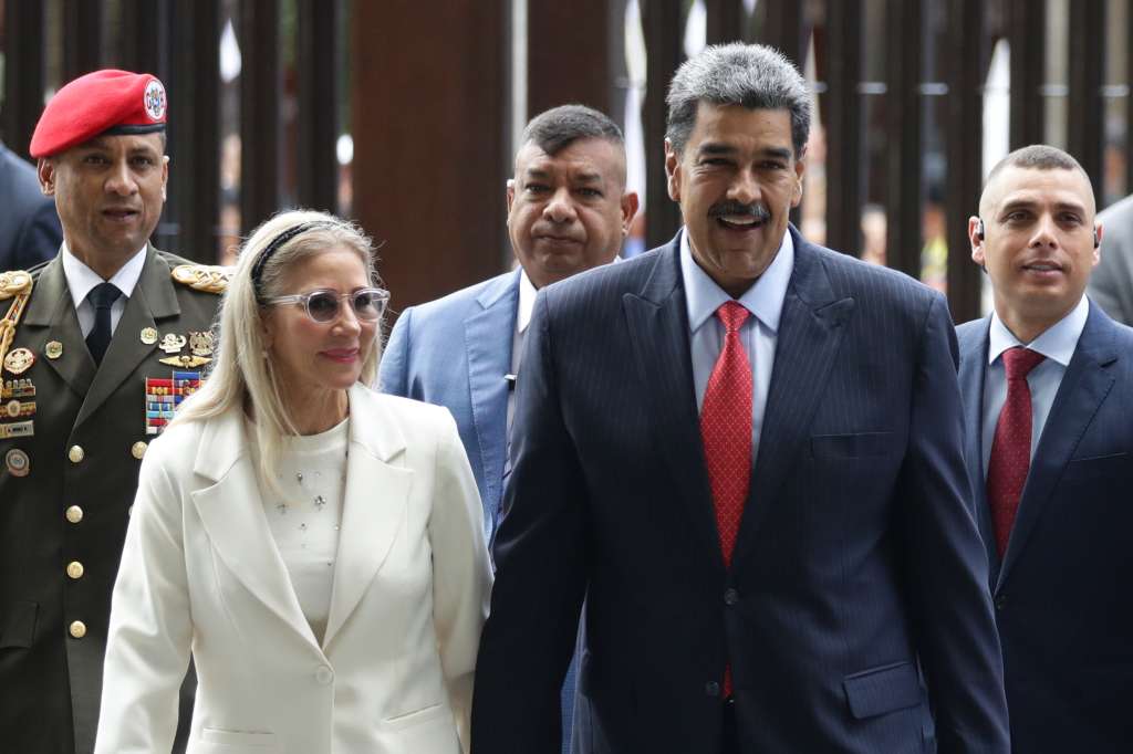 AME6810. CARACAS (VENEZUELA), 31/07/2024.- El presidente de Venezuela, Nicolás Maduro (d), y la primera dama Cilia Flores llegan al Tribunal Supremo de Justicia (TSJ) este miércoles, en Caracas (Venezuela). EFE/ Ronald Peña R.