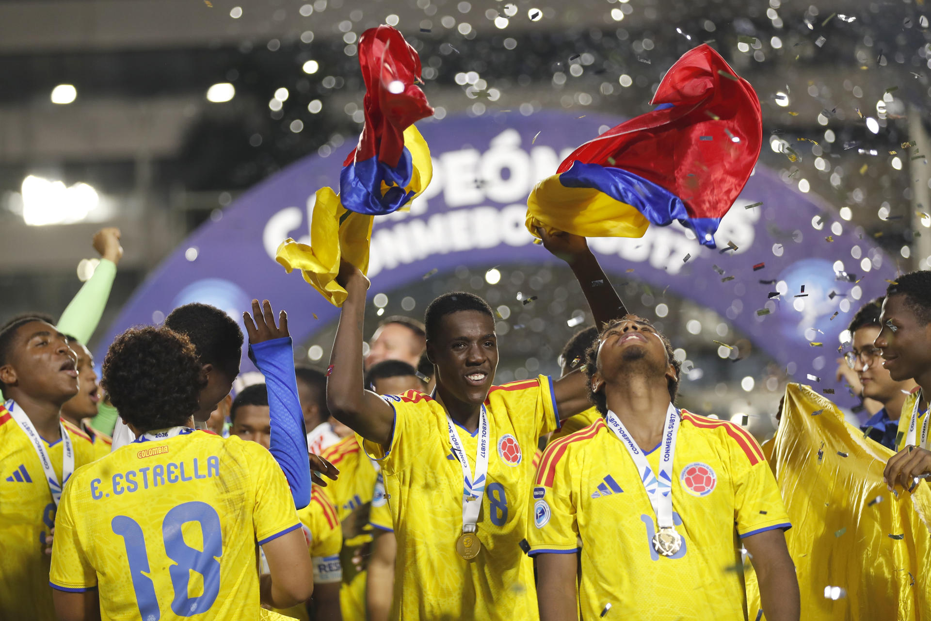 FOTODELDÍA AME5120. LUQUE (PARAGUAY), 19/04/2026.- Jugadores de Colombia celebran tras ganar este domingo, la final del Sudamericano Sub-17 entre Argentina y Colombia en la Cancha Conmebol, en Luque (Paraguay). EFE/ Juan Pablo Pino