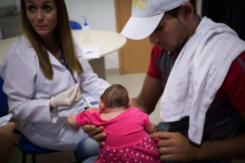 Piden capacitación a familias ante salto de casos de microcefalia en Brasil