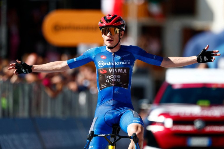 Vingegaard atacó a los favoritos, ganó la etapa 14 y es nuevo líder del Giro de Italia 2026