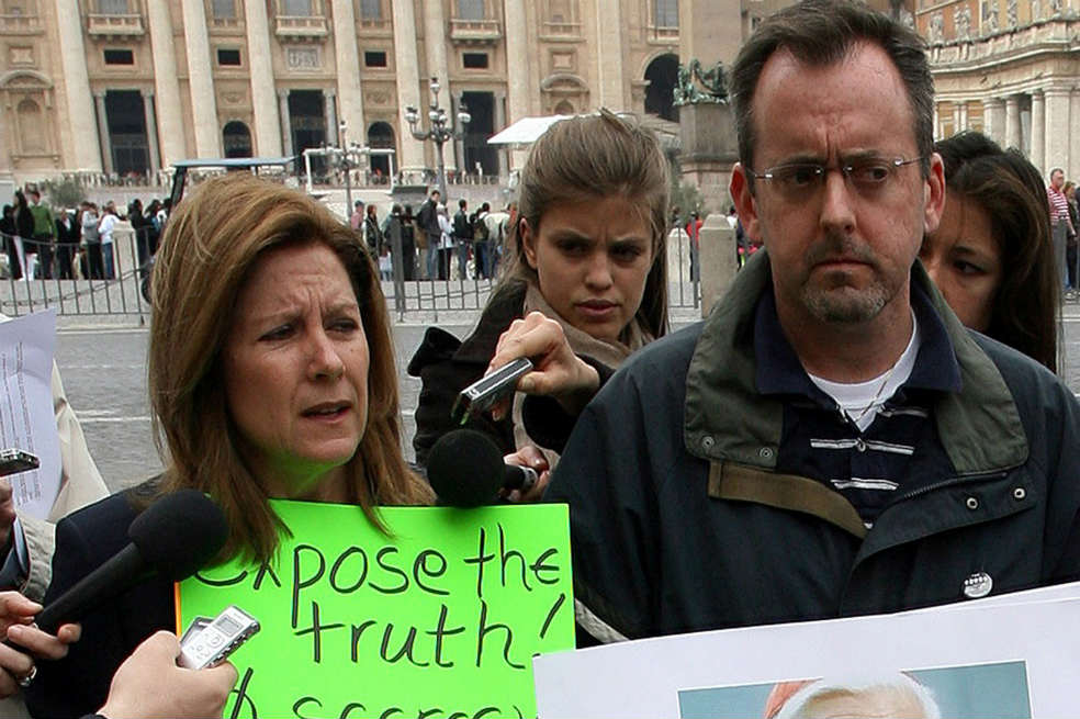 Barbara Blaine, fundadora de Snap y víctima de la pedofilia clerical, durante una manifestación en el Vaticano. / AFP