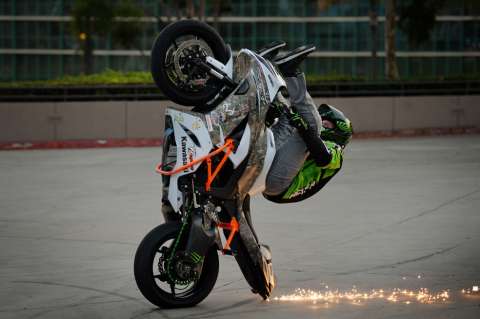 ‘Piruetas’ de fantasía a bordo de una motocicleta