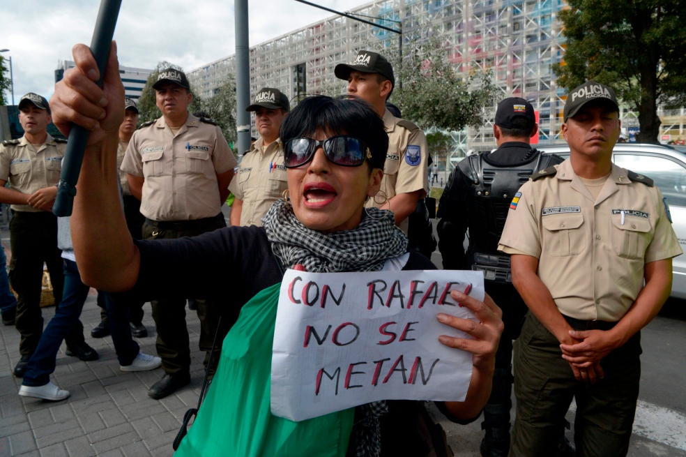 Manifestantes ecuatorianos a favor del expresidente Rafael Correa. / AFP