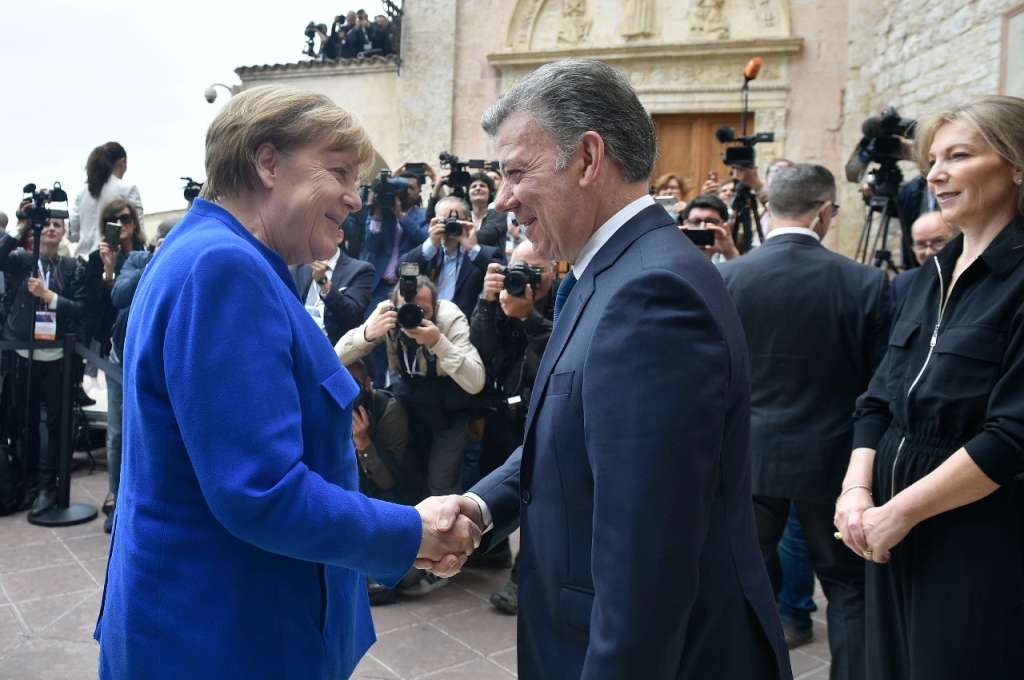 La canciller Ángela Merkel saluda al presidente Juan Manuel Santos. / SIG