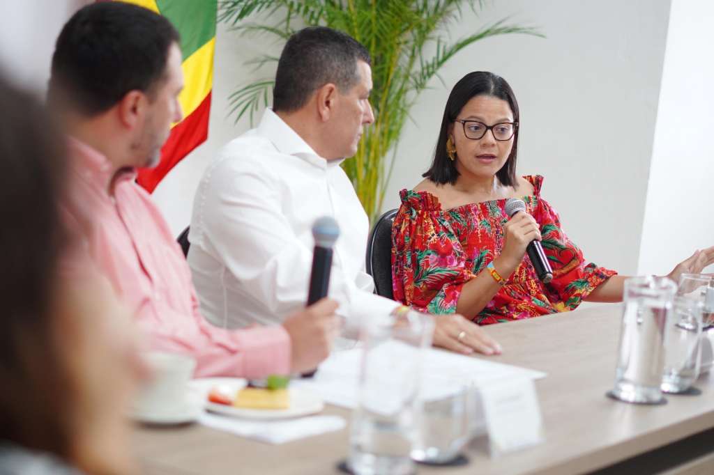Natalia Bayona durante su encuentro con el alcalde de Cartagena, Dumek Turbay.