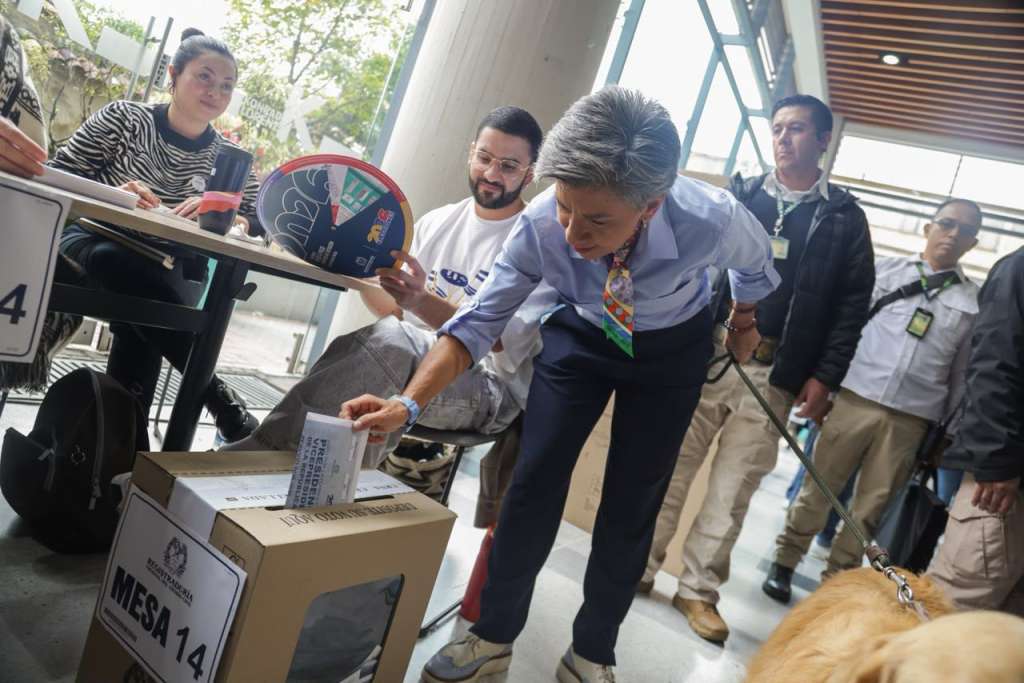 Fotografías de la candidata Claudia López votando este domingo.