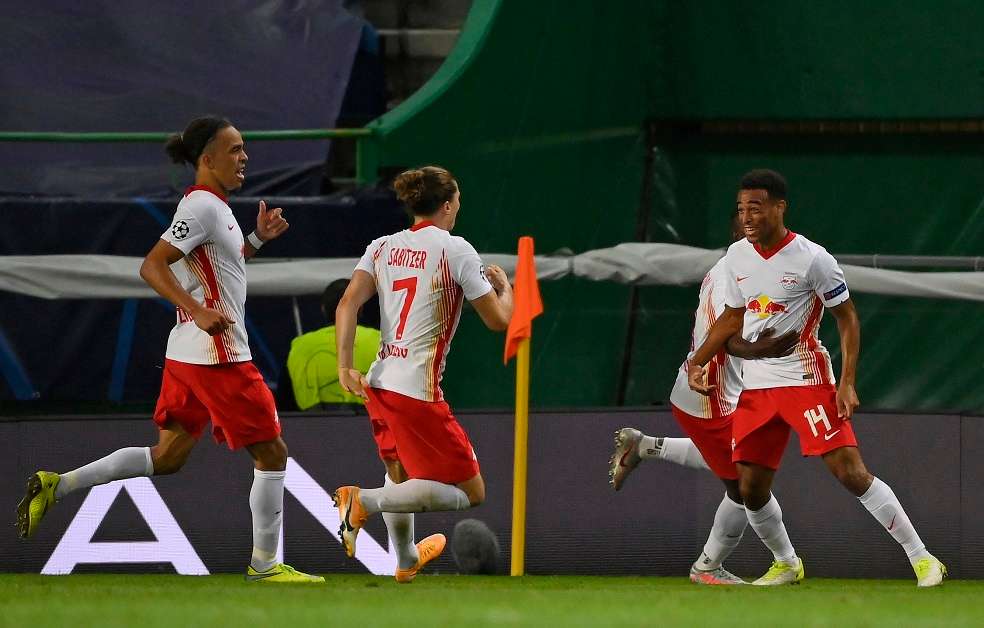 El volante Tyler Admas (derecha) marcó el gol del triunfo a dos minutos del final del encuentro.