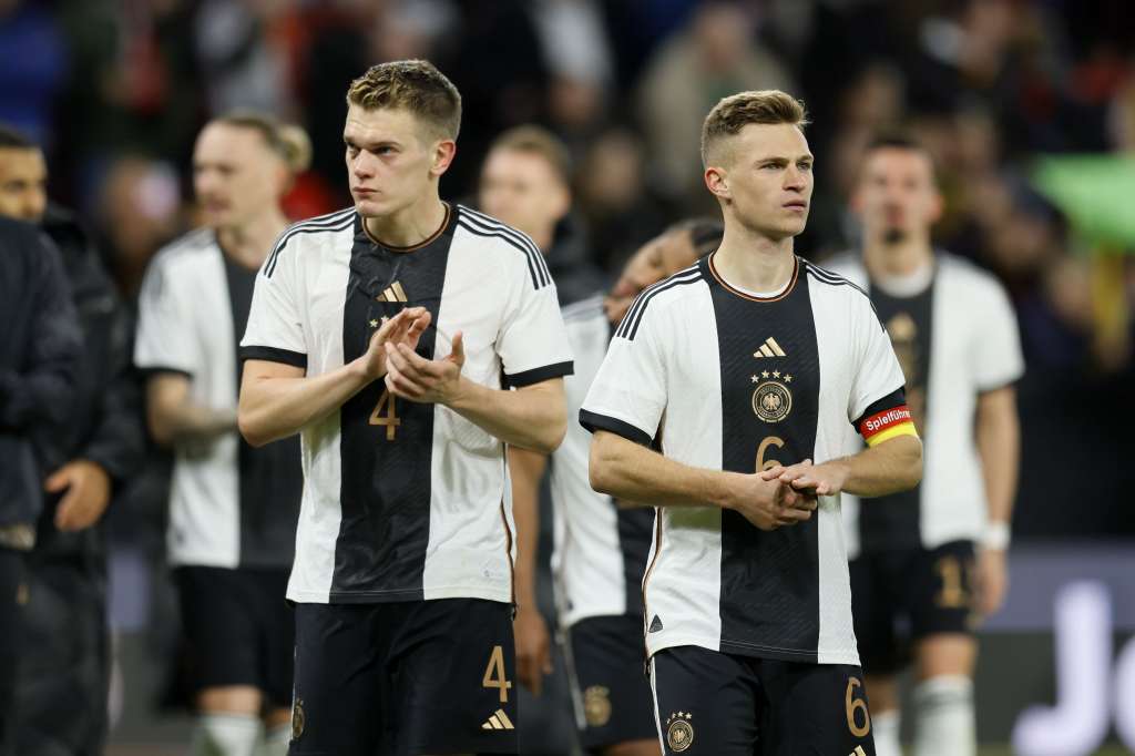 Mainz (Germany), 25/03/2023.- Germany's Matthias Ginter and teammate Joshua Kimmich react after winning the international friendly soccer match between Germany and Peru in Mainz, Germany, 25 March 2023. (Futbol, Amistoso, Alemania) EFE/EPA/RONALD WITTEK