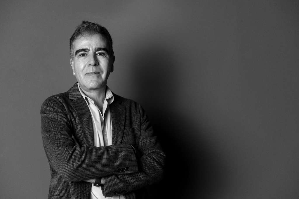 Escritor colombiano.Jorge Franco Ramos (Medellín, 22 de febrero de 1962) es un escritor colombiano de novelas como "Rosario Tijeras", "Paraíso Travel", "El vacío en el que flotas".