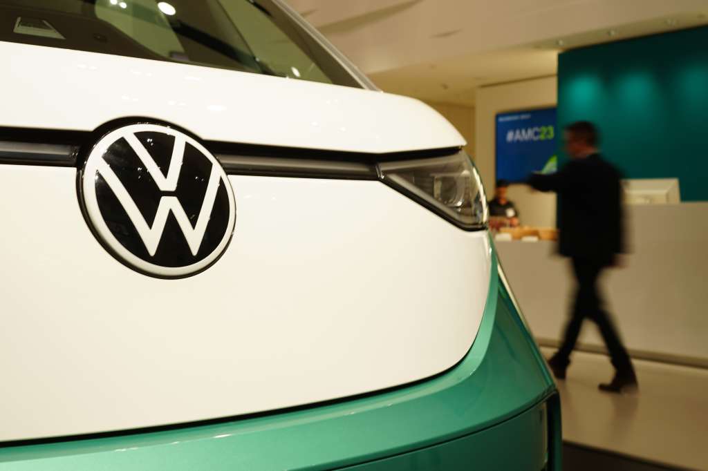 Berlin (Germany), 14/03/2023.- A participant passes by an ID.Buzz Volkswagen car prior to the annual press conference of the automotive group Volkswagen at the Volkswagen Group Forum showroom in Berlin, Germany, 14 March 2023. Volkswagen hosted the company's annual press conference in Berlin. (Alemania) EFE/EPA/CLEMENS BILAN