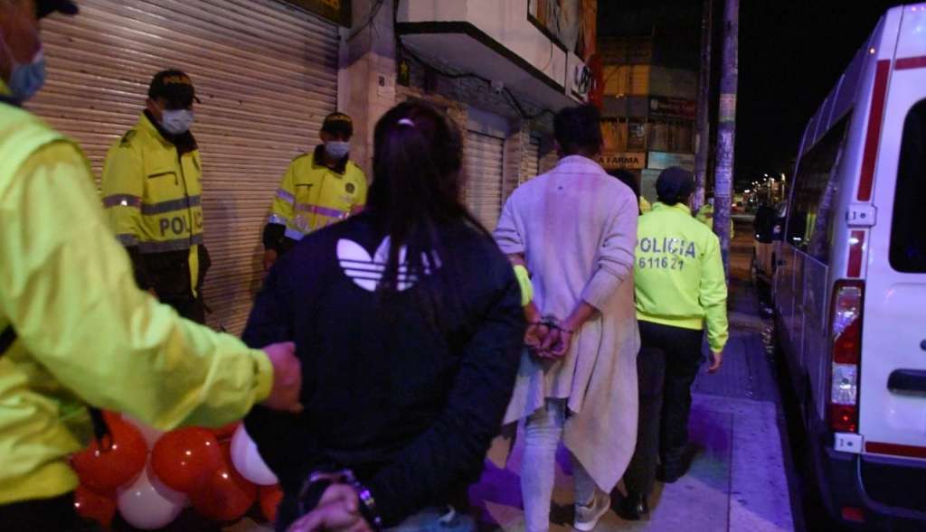Los capturados deben responder ante las autoridades por los delitos de proxenetismo con menor de edad, trata de personas, concierto para delinquir y corrupción de alimentos, productos médicos o material profiláctico