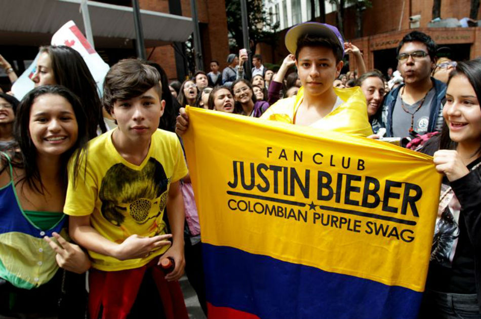 Un grupo de adolescentes se concentran este lunes frente a un hotel de Bogotá con la esperanza de ver al ídolo canadiense Justin Bieber, que mañana dará el único concierto en Colombia de su gira "Believe Tour". A los gritos de "Justin, te amamos" cerca de un centenar de adolescentes, en su mayoría mujeres, aguardaban desde primeras horas de este lunes la aparición del astro en la ventana del hotel donde se hospeda