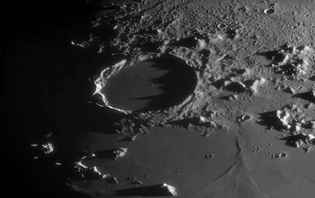 Ganador categoría Nuestra Luna|Título "Perfil de sombra del borde este de Platón" |Una vez al mes, el sol sale sobre el gigantesco cráter lunar Platón y proyecta enormes sombras desde su borde .