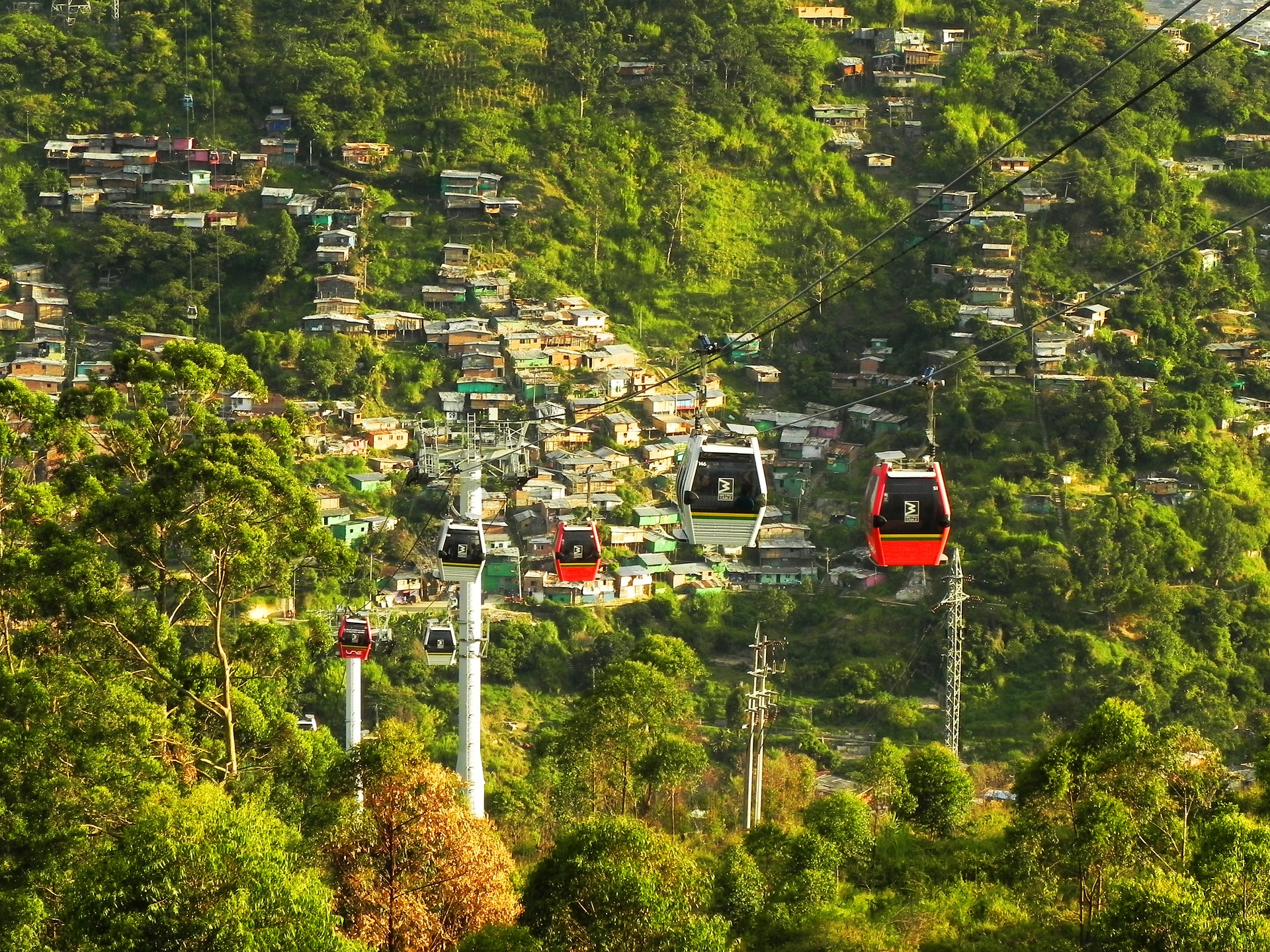 Metrocable en las comunas de Medellín.