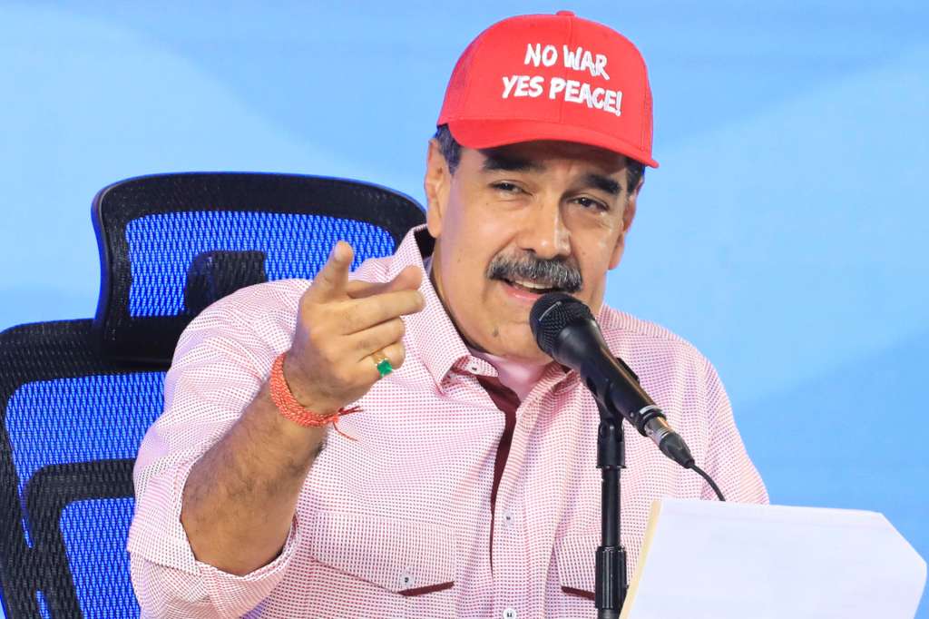 AME8866. CARACAS (VENEZUELA), 16/12/2025.- Fotografía cedida por Prensa Miraflores del presidente de Venezuela, Nicolás Maduro, hablando en un acto de gobierno este martes, en Caracas (Venezuela). Maduro estrenó una gorra roja similar a la de su homólogo estadounidense, Donald Trump, pero con el mensaje de "no a la guerra, sí a la paz", el lema que ha utilizado en las últimas semanas para denunciar el despliegue militar de Washington en el Caribe que considera como una "amenaza". EFE/ Zurimar Campos/ Prensa Miraflores/SOLO USO EDITORIAL/NO VENTAS/ SOLO DISPONIBLE PARA ILUSTRAR LA NOTICIA QUE ACOMPAÑA (CRÉDITO OBLIGATORIO)