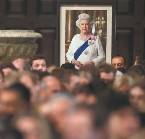 Fútbol polémico: hinchas de un club irlandés celebraron la muerte de Isabel II