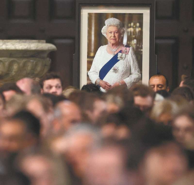 TOPSHOT - Members of the public arrive for a Service of Prayer and Reflection for Britain's Queen Elizabeth II at St Paul's Cathedral in London on September 9, 2022, a day after her death at the age of 96. Queen Elizabeth II, the longest-serving monarch in British history and an icon instantly recognisable to billions of people around the world, died at her Scottish Highland retreat on September 8. (Photo by PAUL CHILDS / POOL / AFP)