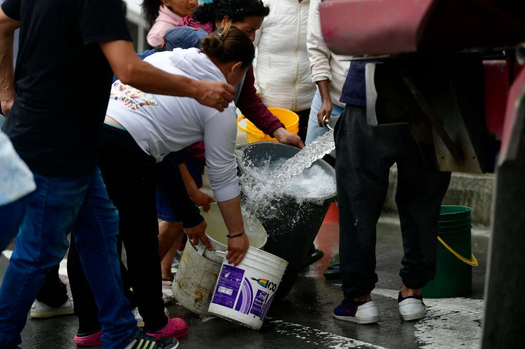 Gente corriendo detrás de carrotanques y filas extensas de personas que esperan llenar sus ollas y baldes de agua se han vuelto panorama en distintos barrios de la localidad de Usme que se han visto afectadas por un daño imprevisto en la línea que lleva el agua a la Planta El Dorado.