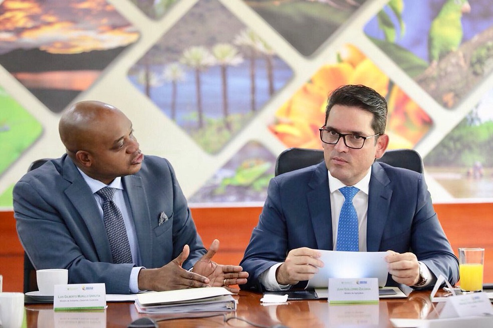 Luis Gilberto Murrillo, ministro de Medio Ambiente, y Juan Guillermo Zuluaga, ministro de Agricultura, radicando el proyecto. / Tomado del Twitter de Juan Guillermo Zuluaga.