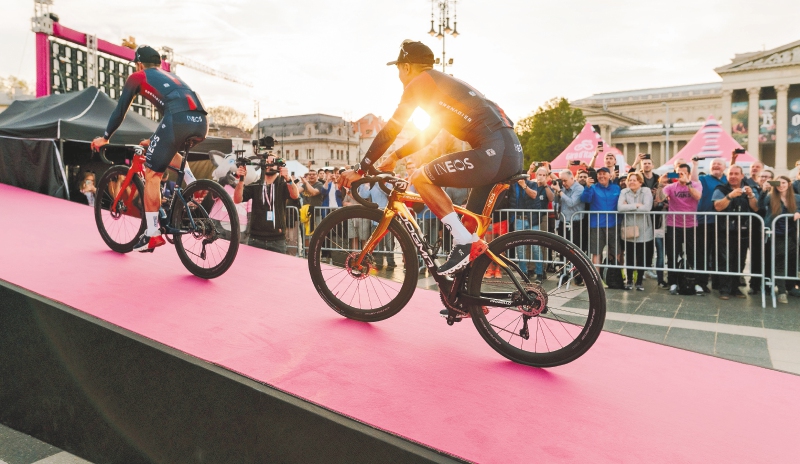 El ciclista ecuatoriano Richard Carapaz, del equipo Ineos, es  máximo candidato a ganar el Giro de Italia, que comienza hoy en Budapest.  / Giro de Italia