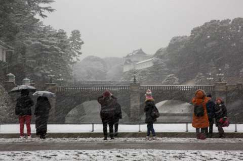 Alerta en Japón por la mayor nevada en cuatro años