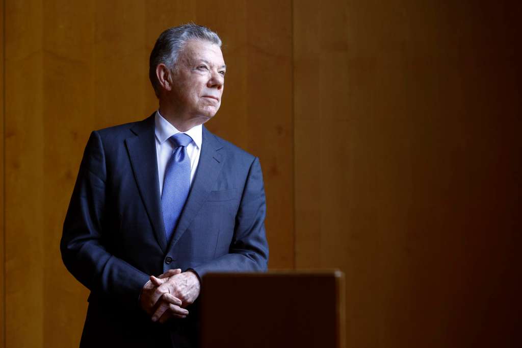 GRAFCAT3645. BARCELONA, 20/10/2025.- El expresidente de Colombia y premio Nobel de la Paz Juan Manuel Santos tiene las cosas claras: el único ganador de una escalada de la tensión entre Estados Unidos y Colombia es el crimen organizado, según afirma en una entrevista con EFE. EFE/Quique Garcia
