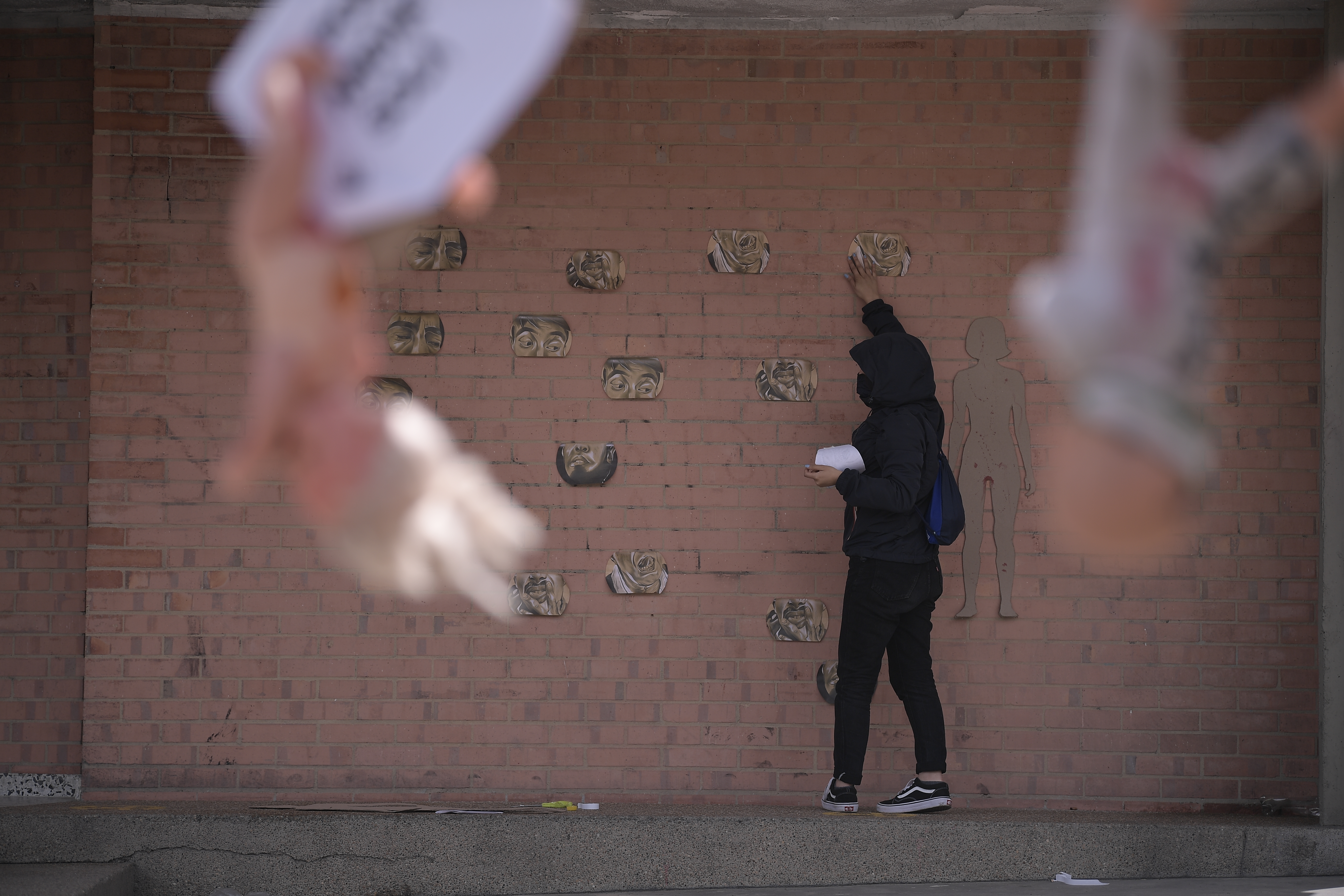 Frente a las instalaciones de este colegio en Bogotá, la Red de Artistas en Resistencia (RAR), realizó una instalación como forma de protesta ante los casos de violencia sexual que han sido denunciados en esa institución.