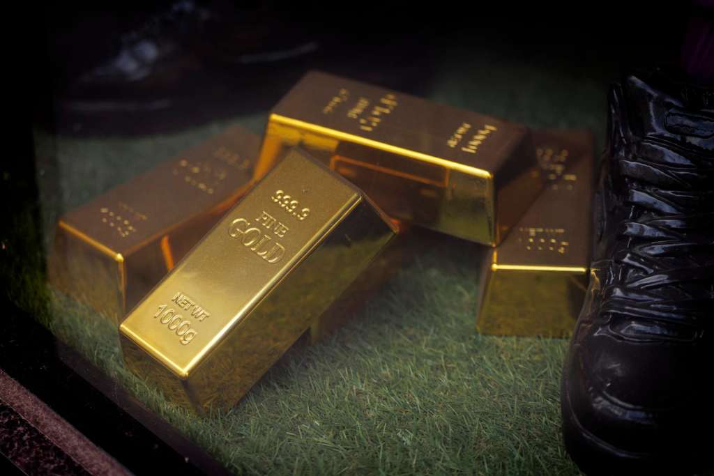 FOTODELDÍA LONDRES (Reino Unido), 08/10/2025.- Lingotes de oro falsos en el escaparate de una tienda de oro en Hatton Garden, Londres, este miércoles. El precio al contado del oro ha superado los 4.000 USD por onza por primera vez, ya que los inversores optan por este metal precioso en medio de la incertidumbre política y económica mundial. EFE/ Tolga Akmen