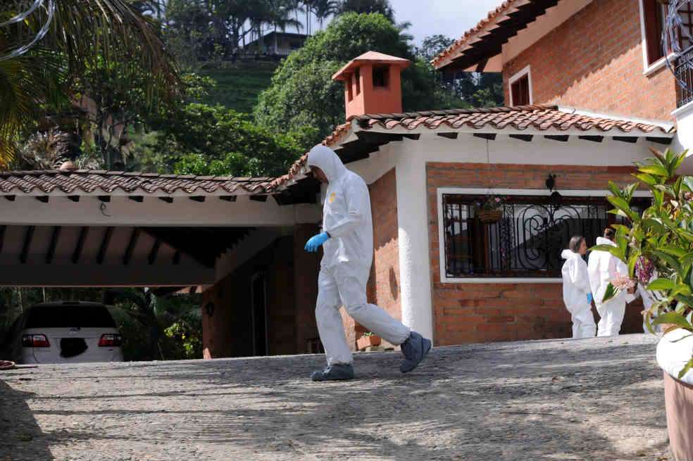 Miembros del CTI en la finca La Piscina, horas después de la masacre. / Luis Benavides