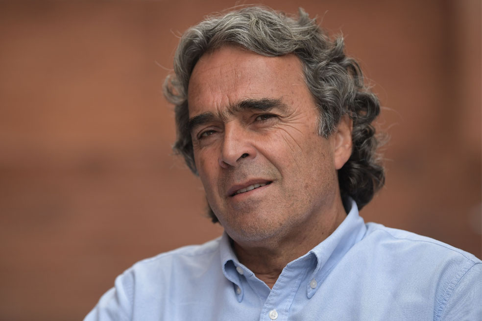 Político colombiano, precandidato presidencial para 2022 por el Partido Verde, en entrevista.