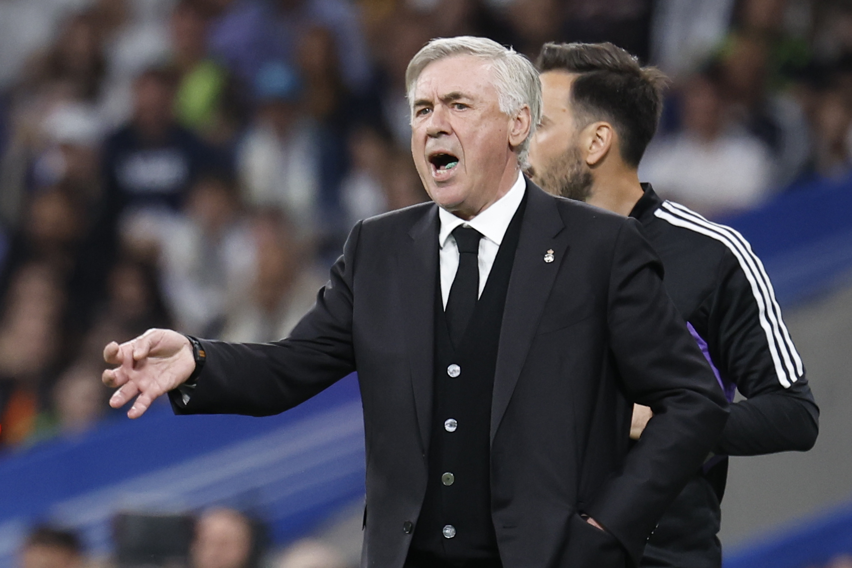 MADRID, 08/04/2023.- El técnico italiano Real Madrid Carlo Ancelotti da instrucciones a sus jugadores durante el partido de Liga en Primera División que Real Madrid y Villarreal CF disputan este sábado en el estadio Santiago Bernabéu. EFE/ Chema Moya