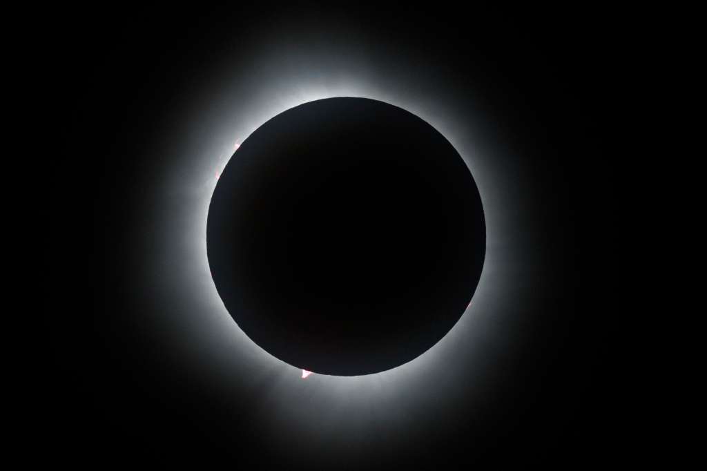 Huntington (United States), 08/04/2024.- The moon is seen in front of the sun during the total solar eclipse over Huntington, Vermont, USA, 08 April 2024. Vermont State officials are expecting over 150,000 visitors to the region to view the eclipse in the path of totality in northern Vermont, from Middlebury, through Montpellier to the Northeast Kingdom before crossing over to Northern New Hampshire, Maine and into Canada. EFE/EPA/CJ GUNTHER