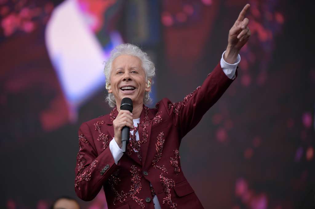 Conocido artísticamente como "Galy Galiano", es compositor y cantautor colombiano de música romántica, durante su presentación en el tercer día del Festival Estéreo Picnic 2025