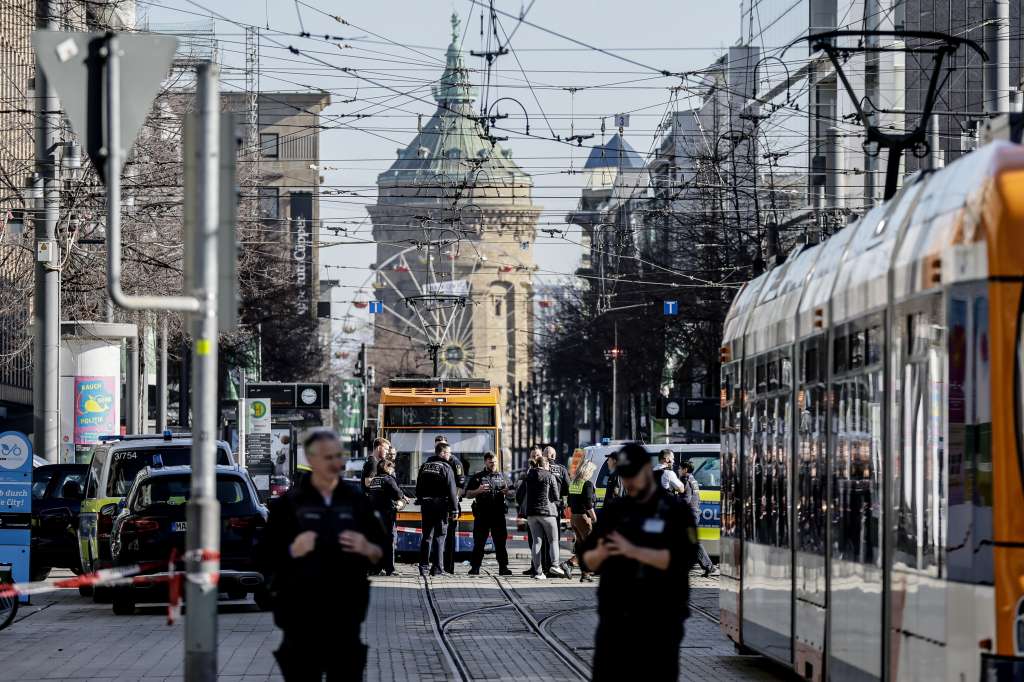 Mannheim (Germany), 03/03/2025.- A general view shows the scene after a SUV vehicle was driven into pedestrians in Mannheim, Germany, 03 March 2025. According to statements from police, a vehicle drove into a crowd in the Mannheim city centre, killing one person and injuring several others. (Alemania) EFE/EPA/RONALD WITTEK