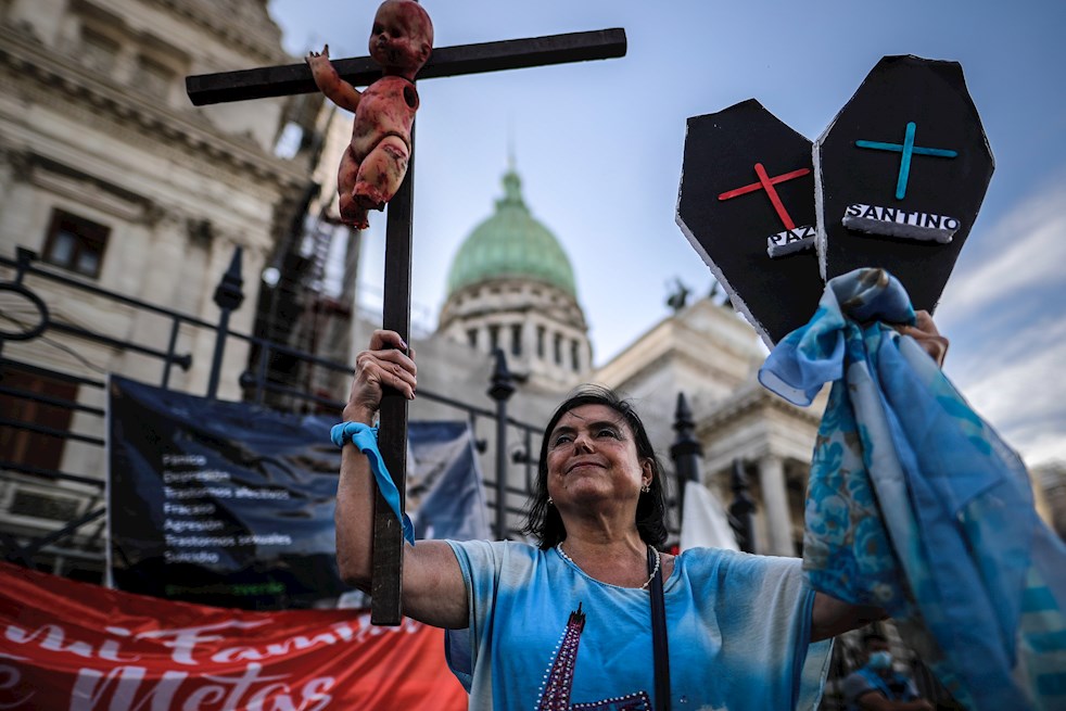 Decenas de personas participaron en una manifestación en contra el Proyecto de ley sobre el Aborto legal frente al Congreso en Buenos Aires (Argentina).