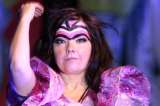 Björk supera una operación de garganta