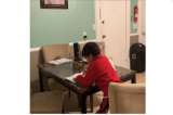 Alexa de Amazon ayudó a un niño de seis años a hacer su tarea, su mamá vio y grabó todo