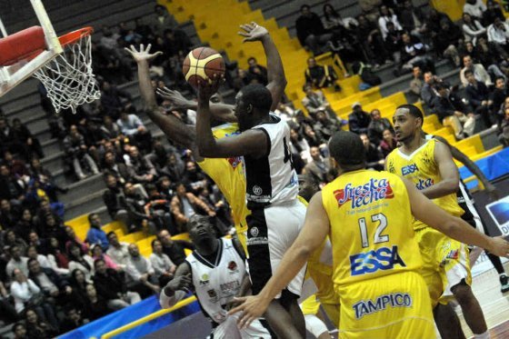 Bambuqueros sigue aferrado al liderato de la Liga de Baloncesto