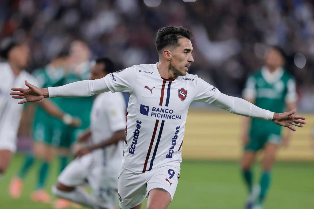 AMDEP7631. QUITO (ECUADOR), 23/10/2025.- Lisandro Alzugaray de LDU Quito celebra un gol este jueves, en un partido de semifinal de la Copa Libertadores entre LDU Quito y Palmeiras en el estadio Rodrigo Paz Delgado, en Quito (Ecuador). EFE/ José Jácome
