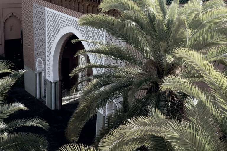 En este hotel palaciego no hay habitaciones ni suites. Cada huésped se hospeda en su propio riad de tres pisos, un edificio tradicional marroquí rebosante de artesanía, decoración y arquitectura tradicionales.