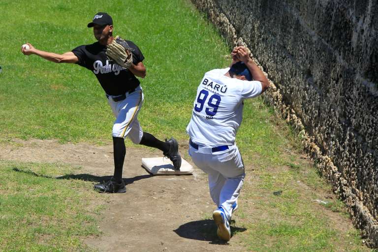 AME1762. CARTAGENA (COLOMBIA), 02/10/2022.- Habitantes del histórico barrio de Getsemaní juegan la final del campeonato de Bola de Trapo, un tradicional juego similar al beisbol que se juega con una bola elaborada con trapos e hilo forrados con un cuero semejando la original pelota caliente, en Cartagena (Colombia). Esta es una tradición que los getsemanicenses tratan de mantener viva a pesar de no contar con ninguna clase de apoyo por parte de las autoridades municipales de la ciudad, y es también una forma de resistencia frente a la fuerte gentrificación que sufre este sector de la ciudad invadido por el turismo. EFE/ Ricardo Maldonado Rozo