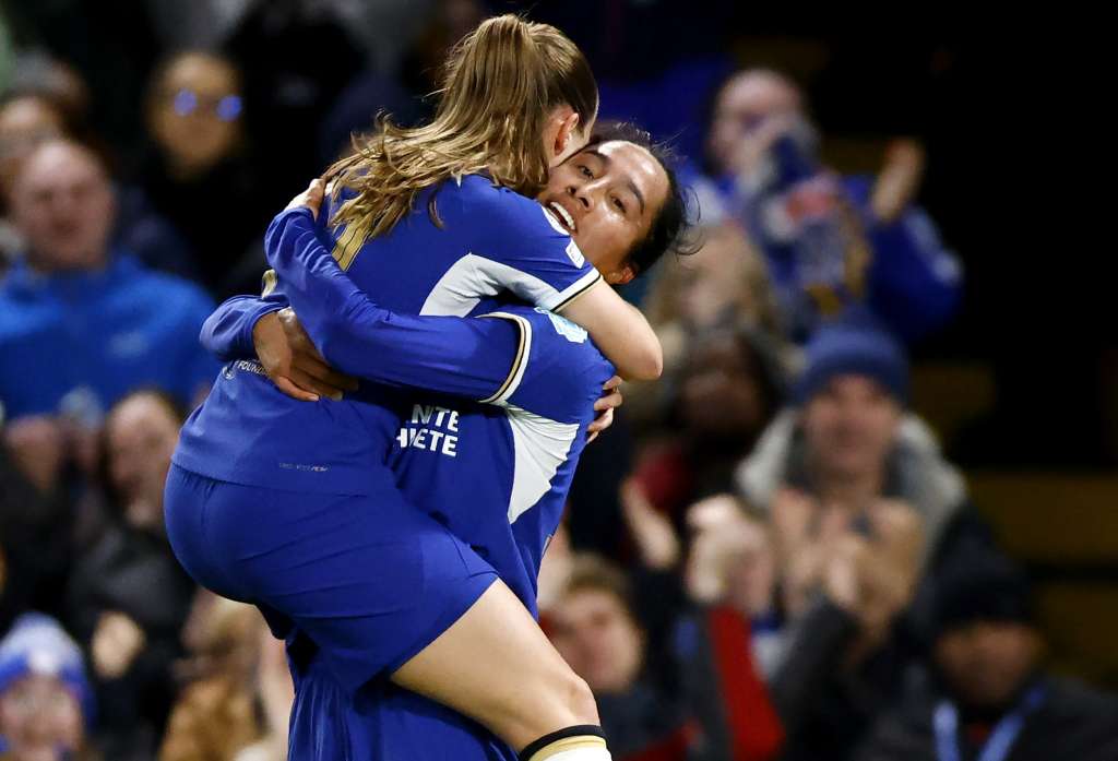 London (United Kingdom), 27/03/2024.- Mayra Ramirez (R) of Chelsea celebrates with teammate Guro Reiten after scoring the opening goal during the UEFA Women's Champions League quarter-final, 2nd leg match between Chelsea and Ajax in London, Britain 27 March 2024. (Liga de Campeones, Reino Unido, Londres) EFE/EPA/TOLGA AKMEN