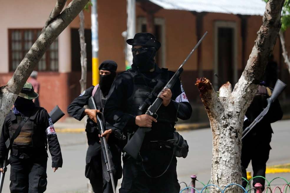 Fuerzas policiales en la ciudad de Masaya, durante la caravana del presidente Daniel Ortega. / AFP
