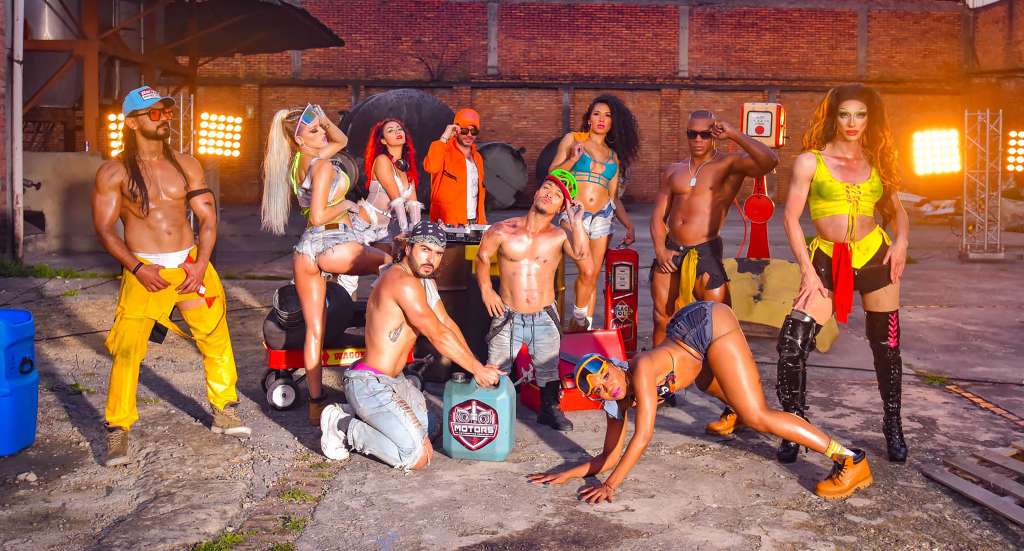 En sus inicios, el Escuadrón Caliente, grupo de bailarines encargado del espectáculo del Suelta como gabete, comenzó con solo tres bailarines.