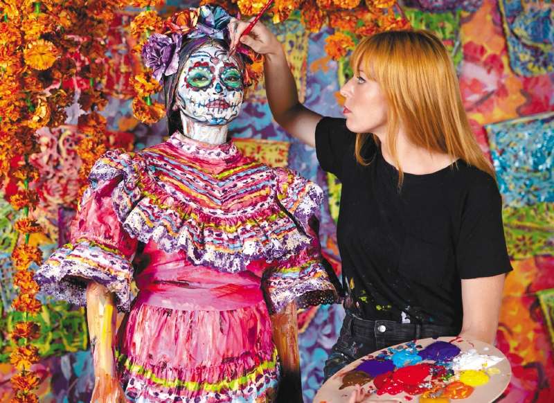 Alexa Meade crea retratos de diferentes personas en escenarios variados, como una pintura para el Día de los Muertos. / Cortesía Alexa Meade, fotografía de Mike Monaghan
