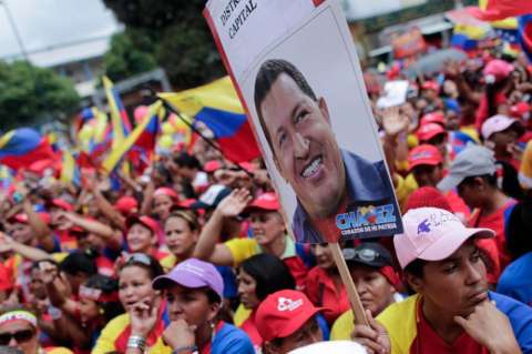 Venezolanos, a favor de prolongar permiso médico a Chávez